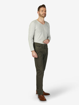 Mann in steingrauer Hose MARVIN 7611 von Club of Comfort, mit elastischem Comfortbund, Hemdstopper, schmalem Bein und schmaler Fußweite, aus hochelastischer Baumwolle mit Struktur-Print, bequemer Swing-Pocket, Herbst/Winter, modellierend, auf weißem Hintergrund.