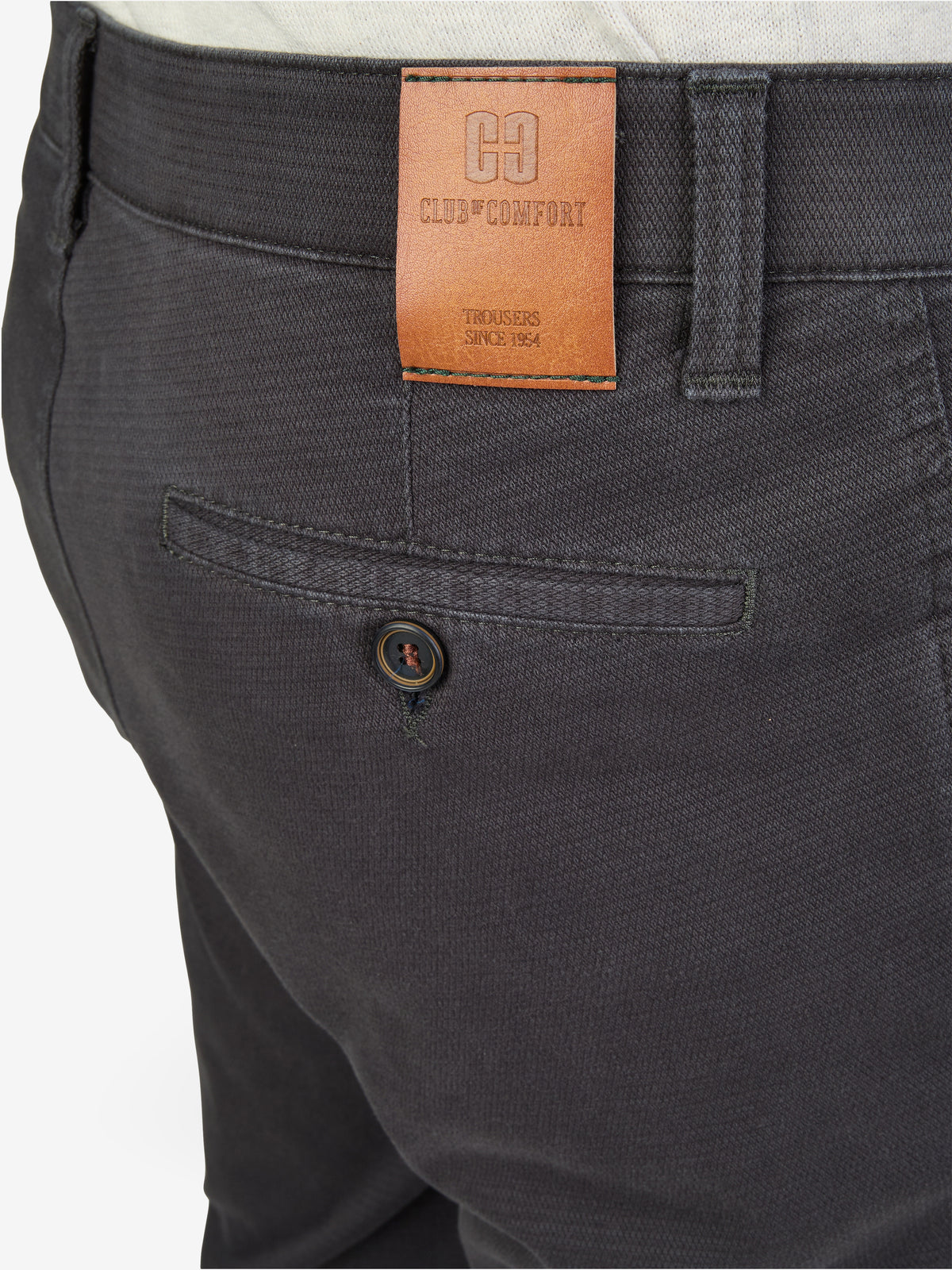 Nahaufnahme einer grauen MARVIN 8011 Hose von Club of Comfort, mit elastischem Comfortbund, Hemdenstopper, modifizierter 5-Pocket-Form, zusätzlicher Münztasche mit Kontrast, High Stretch Baumwolle, winterlichem Struktur-Print, normaler Leibhöhe, schlankem Bein und schmaler Fußweite.