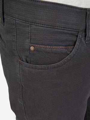 Nahaufnahme einer grauen Herren-Hose "MARVIN 8011" vom Hersteller Club of Comfort, mit elastischem Comfortbund, Hemdenstopper, modifizierter 5-Pocket-Design, High Stretch Baumwolle mit Winter-Struktur-Print, normales Leibhöhen- und Schlankes Beinprofil.