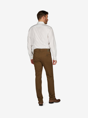 Mann trägt braune MARVIN 8011 Swing-Pocket Hose mit elastischem Comfortbund, Hemdstopper, High Stretch Baumwolle, im Rückenansicht, perfekte Passform für Herbst/Winter, schlankes Bein, schmale Fußweite.