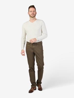 Mann in beiger Pullover und braunen Thermohose MARVIN 8025, hergestellt von Club of Comfort. Die Hose verfügt über einen elastischen Comfortbund, Swing-Pockets, doppelt paspelierte Münztasche, High-Stretch-Baumwolle mit Thermolite-Wärmeisolierung, Regular Fit, modifizierte 5-Pocket-Form, ideal für Herbst/Winter.