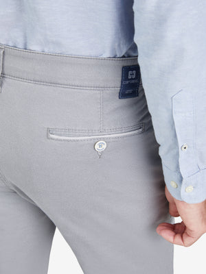 Nahaufnahme einer grauen Herren-Hose (Modell MARVIN 8103) aus Baumwoll-High-Stretch mit Micro-Print, elastischem Comfortbund, Hemdenstopper und doppelt paspelierter Münztasche. Das Bild zeigt den Rücken, die Hose mit 5-Taschen-Design, Hersteller-Label "Club of Comfort" und schlankes Beindesign.
