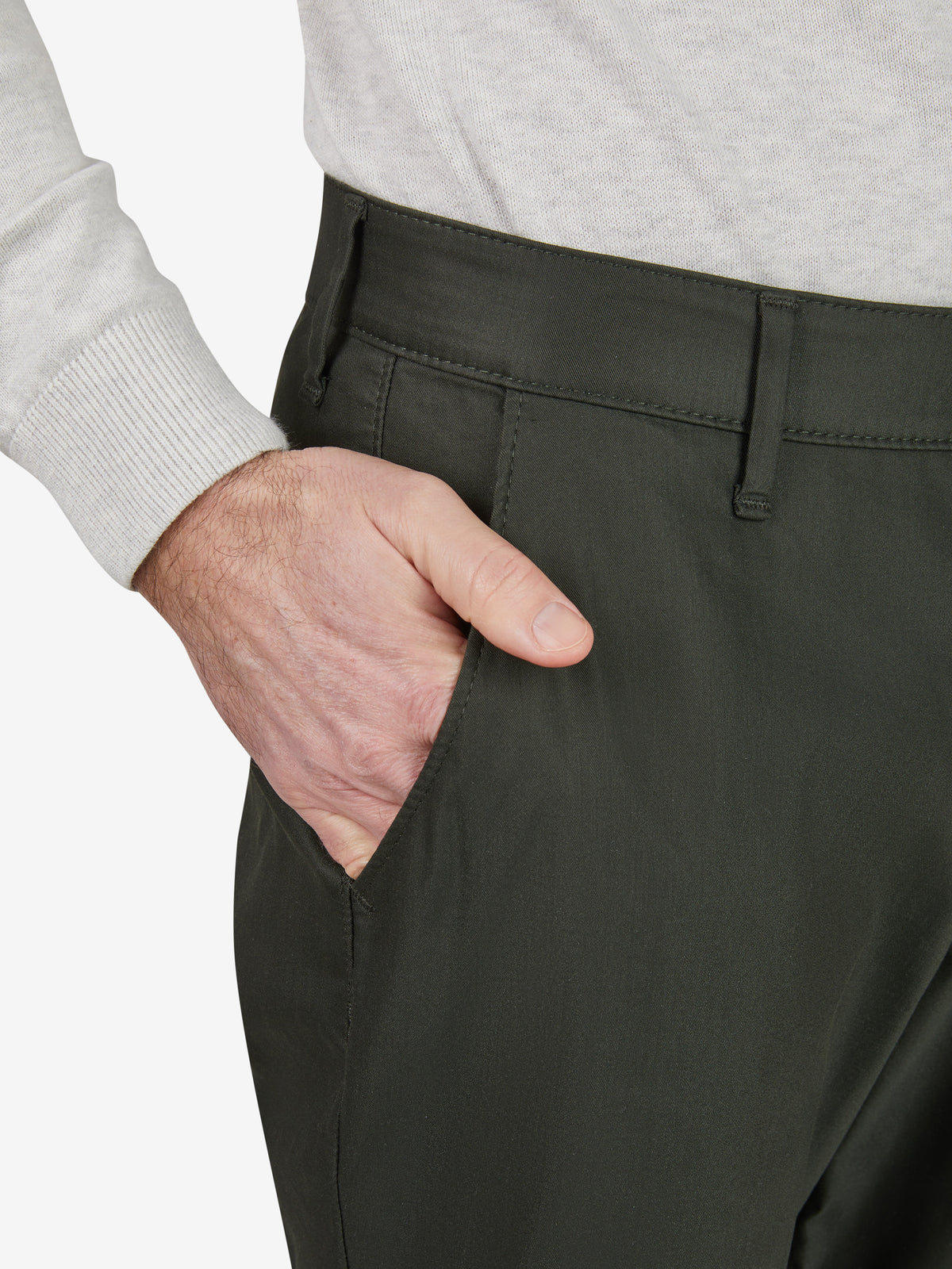 Dunkelgrüne Chino-Hose vom Hersteller Club of Comfort, Modell ROB 8130, im Tapered Fit mit Comfortbund, Hemdenstopper und High Stretch Techno-Cotton. Normale Leibhöhe, plus Gesäß- und Oberschenkelweite, schmaler Beinverlauf, Gesamtgewicht 320 g/lfm.