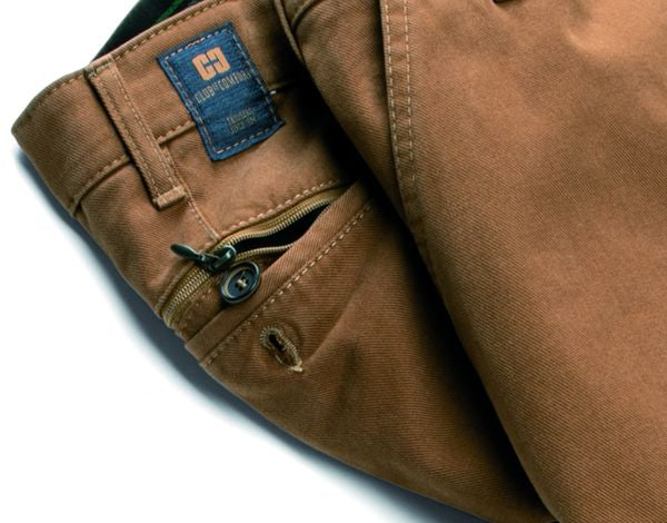Ein Paar braune Hosen, mit sichtbaren Gürtelschlaufen, eine kleine Reißverschlusstasche und einem blauen Label mit einem weißen Logo.
