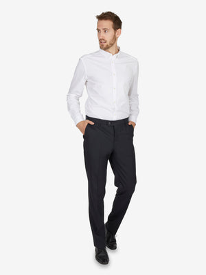 Mann trägt eine schwarze SANTOS 2590 Flat Front-Hose aus Wollmischqualität mit elastischem Komfortbund, Hemdenstopper, geradem Bein und niedriger Leibhöhe, kombiniert mit weißem Hemd, auf weißem Hintergrund, Produktbild, barrierefreier Alt-Text.