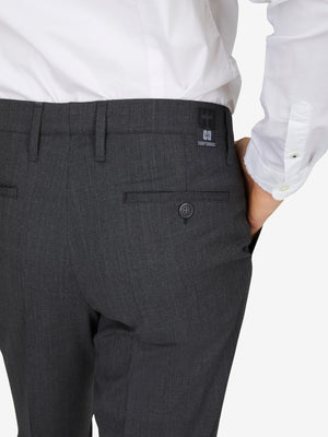 Dunkelgraue SANTOS 2590 Flat Front-Hose von Club of Comfort mit elastischem Komfortbund, Hemdenstopper, geradem Bein und niedriger Leibhöhe, aus maschinenwaschbarer Woll-Misch-Qualität, für Damen und Herren, regular fit, sichtbare Rückenknopfleiste.