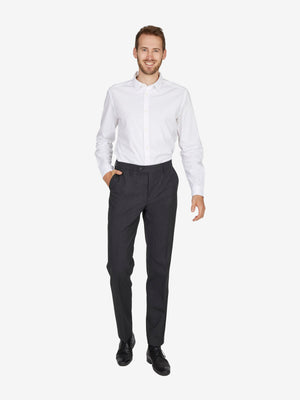 Mann trägt dunklegraue SANTOS 2590 Flat Front-Hose mit elastischem Komfortbund, Hemdenstopper, geradem Bein, aus maschinenwaschbarer Woll-Misch-Qualität, in normaler Passform, mit niedriger Leibhöhe, gegen weißen Hintergrund.