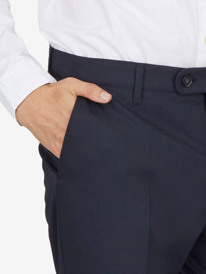 Dunkelblaue SANTOS 2590 Flat Front-Hose von Club of Comfort, aus maschinenwaschbarer Woll-Mischqualität mit elastischem Komfortbund, Hemdenstopper und Bundverlängerung mit Knopf und Haken, Regular Fit, niedrige Leibhöhe, gerades Bein, ideal für Ganzjahresgebrauch.