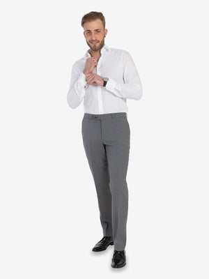 Mann in weißem Hemd und grauer Woll-Hose mit Flat Front, Hemdenstopper und elastischem Komfortbund, Produkt SANTOS 2590 in mittelgrau, gerades Bein, regelmäßige Passform, aus waschbarer Woll-Misch-Qualität, ideal für Ganzjahres, auf weißem Hintergrund.
