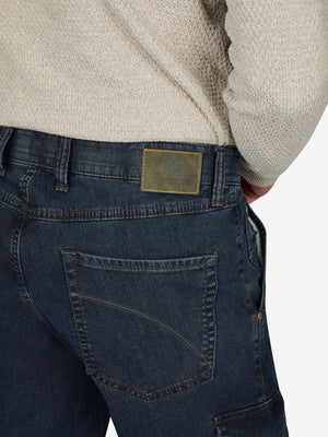 Hose TANGO 8012 in Blau von Club of Comfort, aus High Stretch Denim mit Tapered Fit, elastischem Comfortbund, Hemdenstopper, aufgesetzten Gesäßtaschen, Beintaschen mit Patte und Druckknopf, normale Leibhöhe, extra Weite an Gesäß und Oberschenkel, schmaler Beinverlauf, hergestellt in Grün, perfekt für Herbst/Winter, markantes Warenbild, 460 g/lfm.