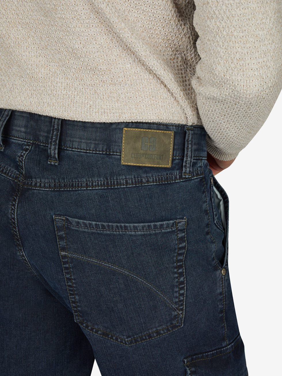 Hose TANGO 8012 in Blau von Club of Comfort, aus High Stretch Denim mit Tapered Fit, elastischem Comfortbund, Hemdenstopper, aufgesetzten Gesäßtaschen, Beintaschen mit Patte und Druckknopf, normale Leibhöhe, extra Weite an Gesäß und Oberschenkel, schmaler Beinverlauf, hergestellt in Grün, perfekt für Herbst/Winter, markantes Warenbild, 460 g/lfm.