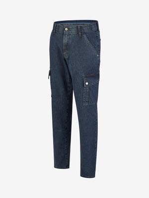 Blaue TANGO 8012 Cargohose im Tapered Fit aus High Stretch Denim mit elastischem Comfortbund, Hemdstopper, aufgesetzten Gesäßtaschen und Beintaschen mit Patte und Druckknopf. Modell mit normaler Leibhöhe, mehr Platz an Gesäß und Oberschenkel, schmalem Beinverlauf, Hersteller Club of Comfort.