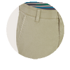 Ein beige Stoffgürtel mit einer Schnalle, sichtbar an einem braunen Kleidungsstück, das Teil einer Hose ist.