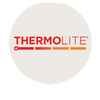 Das Bild zeigt das Logo der Marke "THERMOLITE" mit rotem Text und einem horizontalen Farbbalken in den Farbtönen Rot, Orange und Braun.