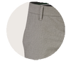 Hosenbein einer hellgrauen, stoffbesetzten Hose mit Gürtel- und Reißverschlussdetails vor neutralem Hintergrund.