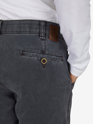 Hose GARVEY 6822 in Grau mit Flat Front, elastischem Komfortbund, Bundverlängerung mit Knopf und Haken, aus High Stretch-Denim mit Thermolite-Wärmeisolierung, normale Leibhöhe, schmaler Beinverlauf, hergestellt von Club of Comfort, für Herbst/Winter, Regular Fit, bequem und warm.