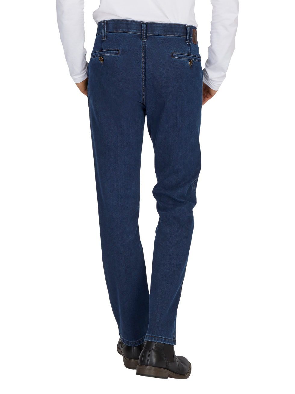 Frontansicht einer Person in einer jeansblauen GARVEY 6822 Flat Front-Hose mit elastischem Komfortbund, Bundverlängerung, Thermolite-Wärmeisolierung, Regular Fit und schmaler Fußweite, hergestellt aus High Stretch-Denim; die Person trägt schwarze Schuhe und ein weißes Hemd.