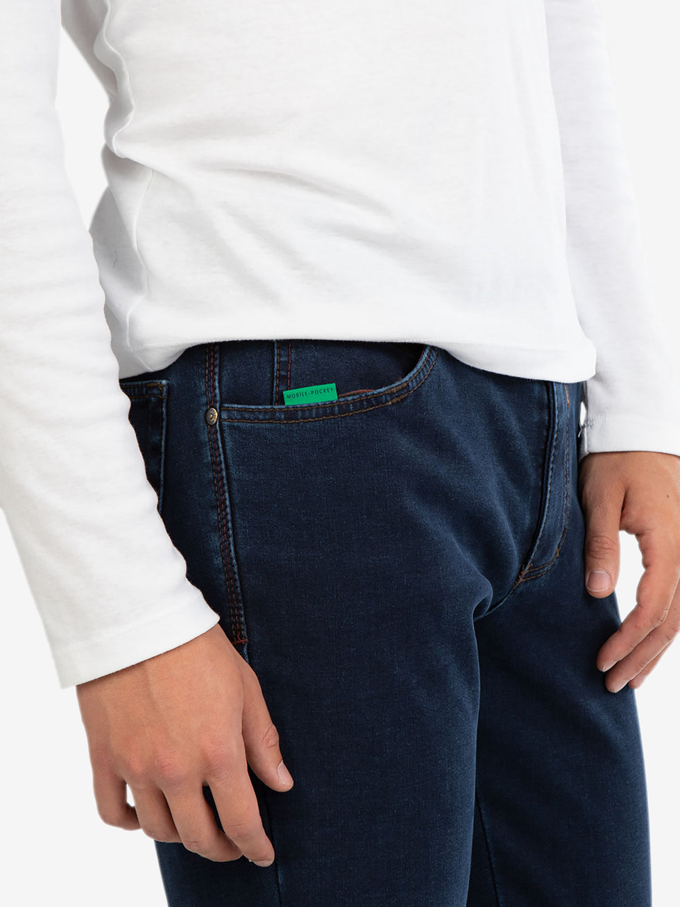 Hochwertige, jeansblaue HENRY 6822 5-Pocket Jeans von Club of Comfort mit elastischem Komfortbund, Mobile Pocket in rechter Vordertasche, High-Stretch-Denim, Thermolite-Wärmeisolierung, normale Leibhöhe, schmaler Beinverlauf, geeignet für Herbst/Winter, Gewicht ca. 560 g, Made in Green by Oeko-Tex.